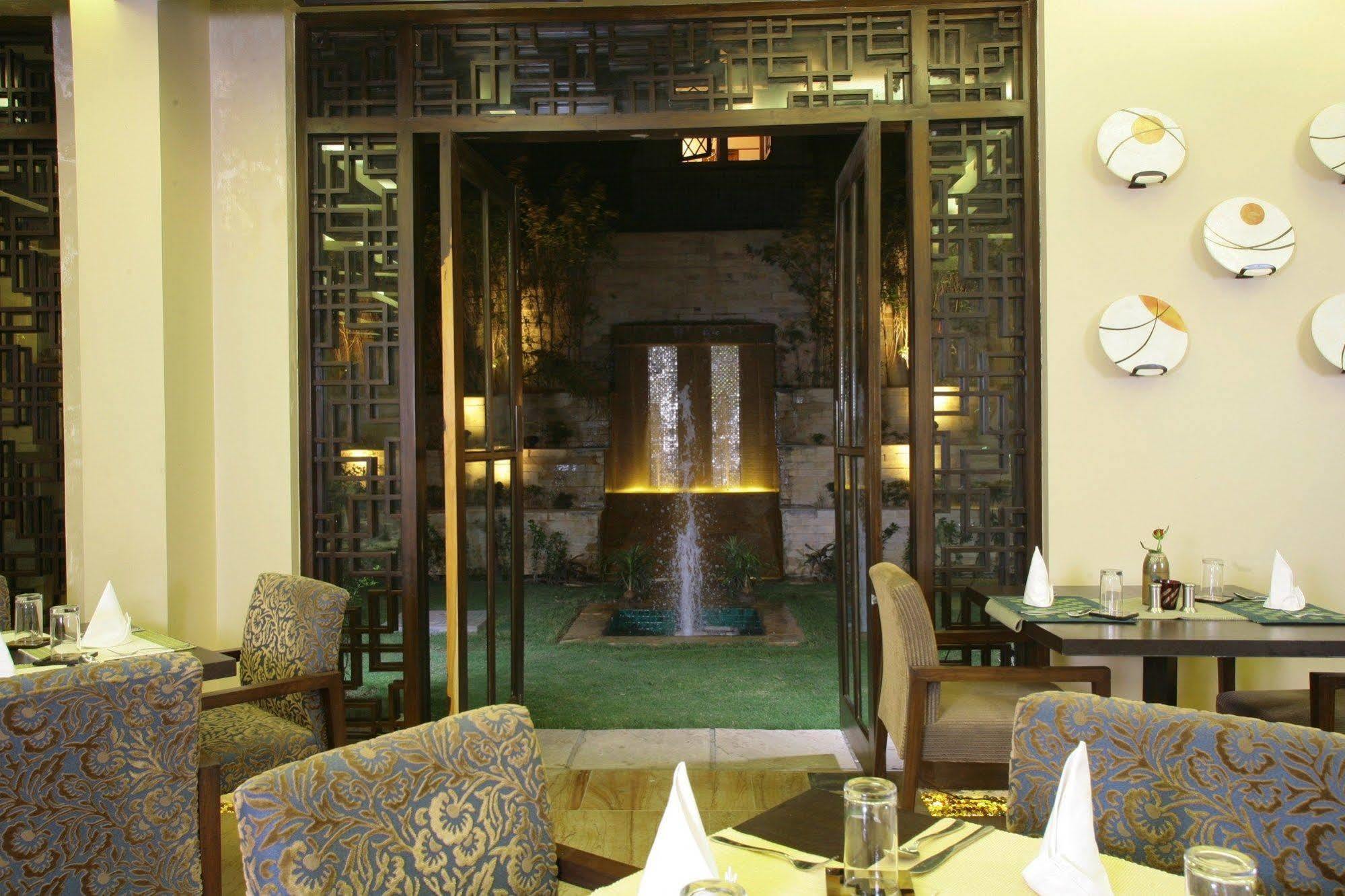 ​Justa Gurgaon Hotel Ресторант снимка